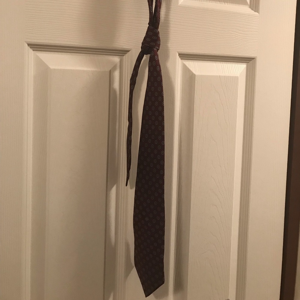 Mens Wechts neck tie maroon w navy blue circles